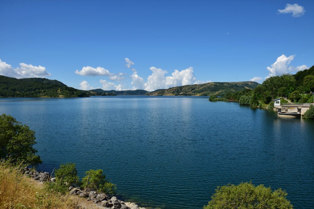 Best Lakes for Open Swimming in the UK: Top Picks and Tips